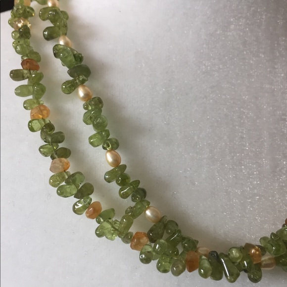 Beautiful Pearl and Green Stone Necklace - Picture 2 of 3